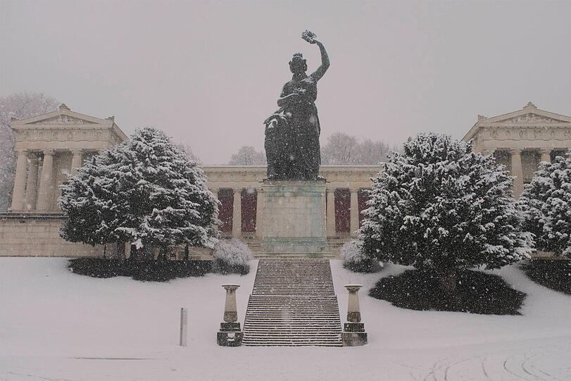 Majest&auml;tisch thront die Bavaria &uuml;ber die eingeschneite Theresienwiese.