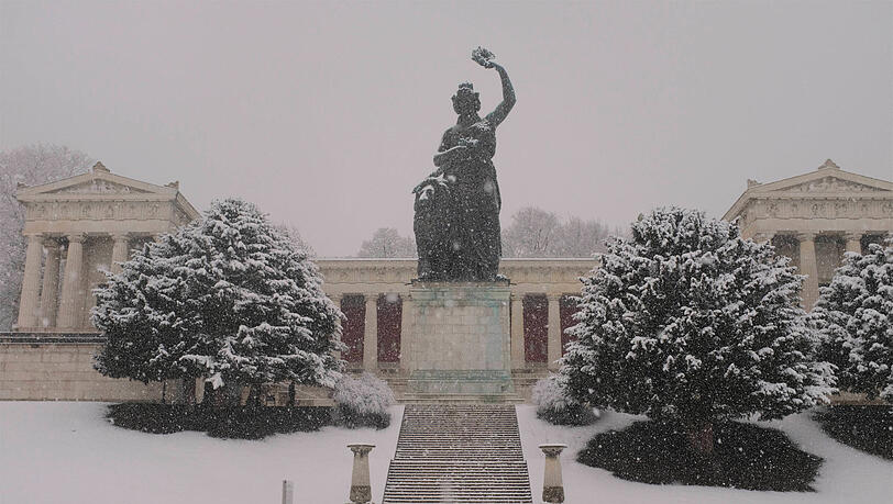 Majest&auml;tisch thront die Bavaria &uuml;ber die eingeschneite Theresienwiese.