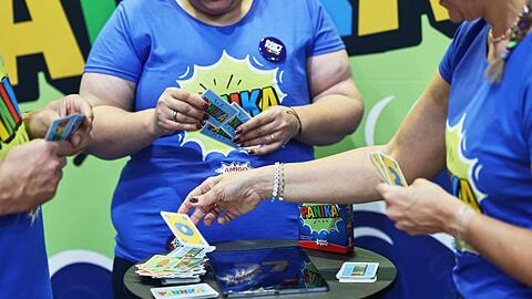 Viele Neuheiten k&ouml;nnen an den Spieltischen in Essen getestet werden.