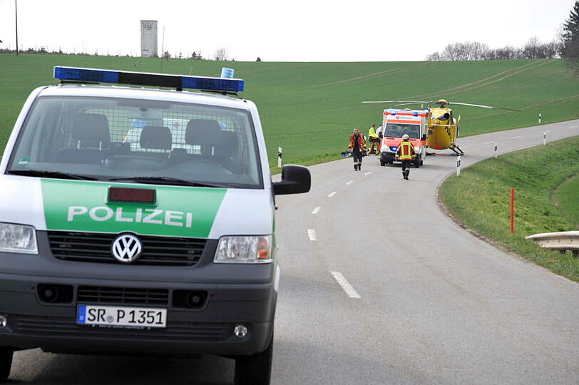 Ein Toter und zwei Schwerverletzte - so lautet die schreckliche Bilanz eines Unfalls bei Vilsbiburg.