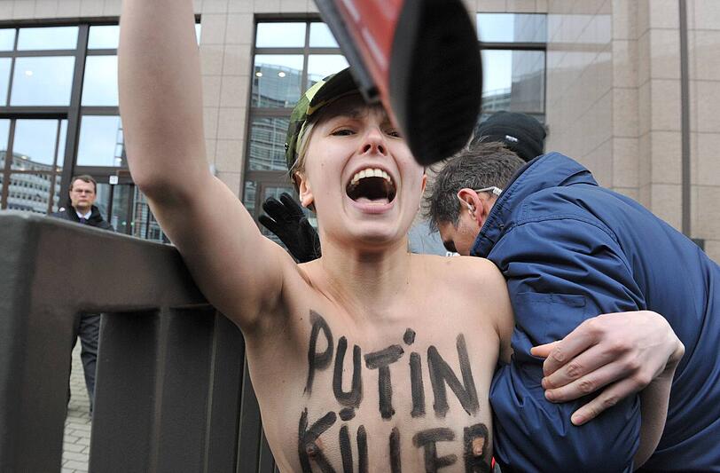"Putin Mörder der Demokratie" hatte eine auf ihre Brust geschrieben.