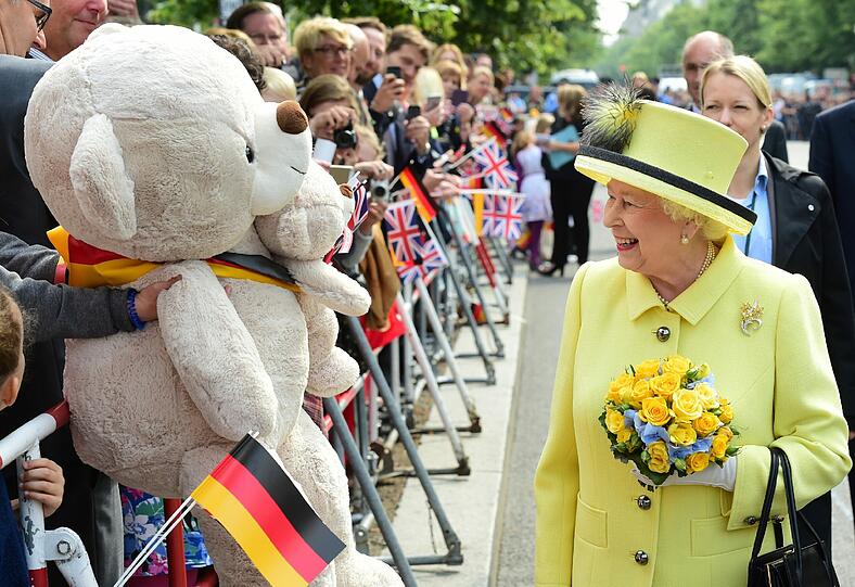 Queen Elizabeth II. vor dem Brandenburger Tor. Die Bilder vom Spaziergang und dem Bad in der Menge.