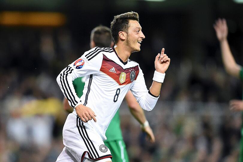 MESUT ÖZIL: NOTE 4.
Der Offensivste der Ballstreichler im Mittelfeld. Verpasste nach Müllers Hereingabe beim Zielschießen mit links das Tor nur knapp (40.).