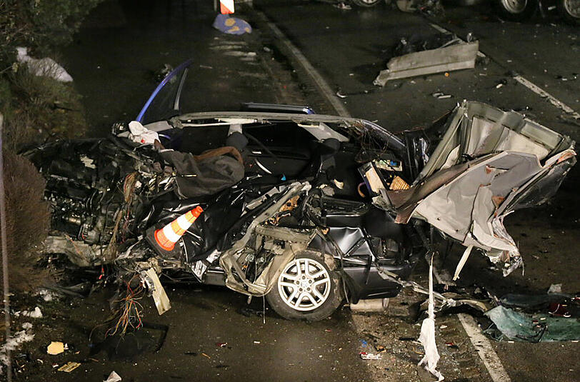Der BMW wurde bei dem Zusammenprall mit dem Lkw regelrecht zerfetzt.