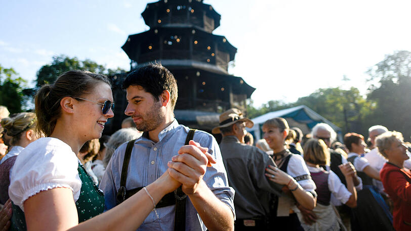 Mittlerweile Tradition in München: Der Kocherlball am Chinesischen Turm.