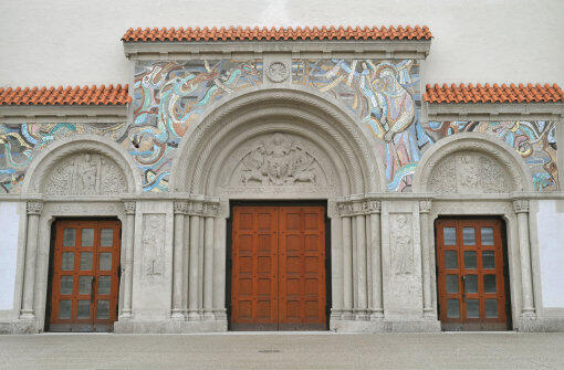Das Mosaik-Portal an der Kirche Maria Schutz.