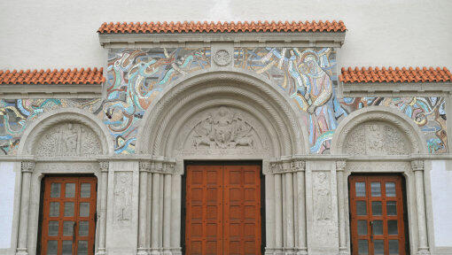 Das Mosaik-Portal an der Kirche Maria Schutz. Das Mosaik-Portal an der Kirche Maria Schutz.
