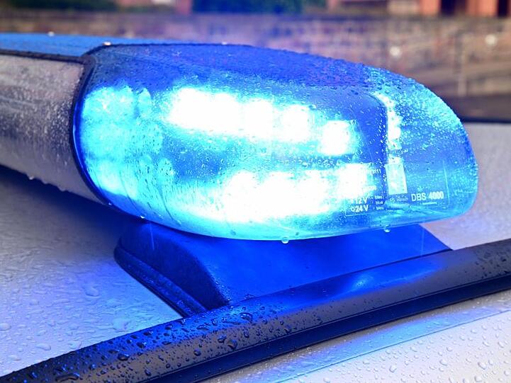 Ein Streifenwagen der Polizei steht mit eingeschaltetem Blaulicht. Foto: Carsten Rehder/dpa/Archivbild