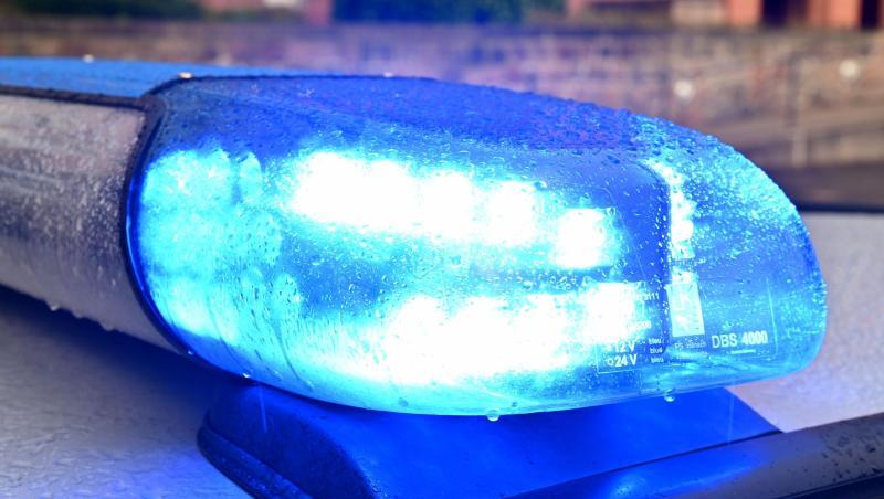 Ein Streifenwagen der Polizei steht mit eingeschaltetem Blaulicht. Foto: Carsten Rehder/dpa/Archivbild Ein Streifenwagen der Polizei steht mit eingeschaltetem Blaulicht. Foto: Carsten Rehder/dpa/Archivbild