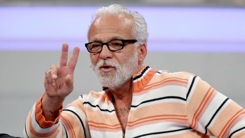 Der Sänger Nino de Angelo gestikuliert in einer Fernsehshow.