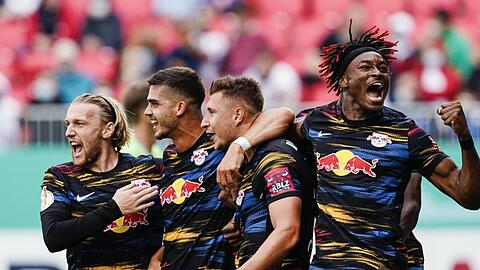 Leipzigs Torsch&uuml;tze Willi Orban (3.v.l.) jubelt mit den Mannschaftskollegen &uuml;ber das Tor zur 1:0-F&uuml;hrung.