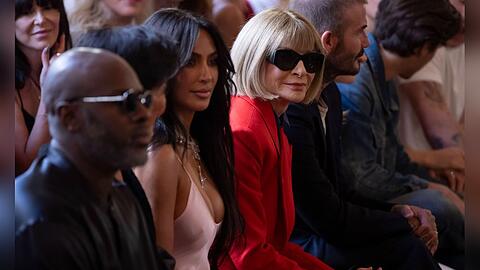 Kim Kardashian und Anna Wintour saßen bei Victoria Beckhams Fashionshow in Paris nebeneinander.