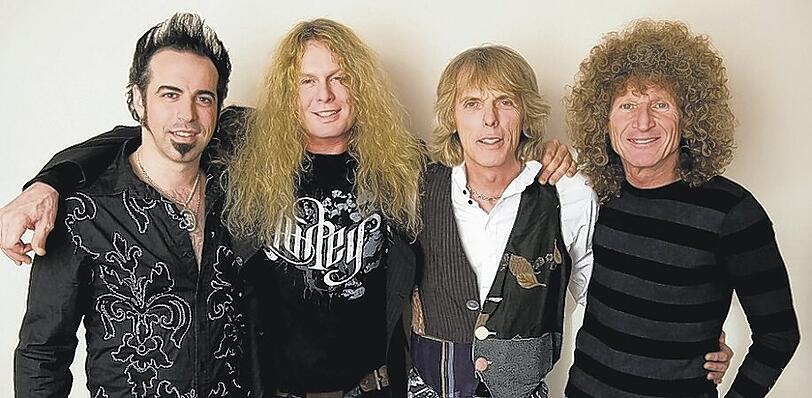 Mick Box (1. v. li.) und Bernie Shaw (3. v. li) plaudern im AZ-Interview über das neue Album von Uriah Heep, die neue Dynamik der Band und die Romantik des Hard Rock.
