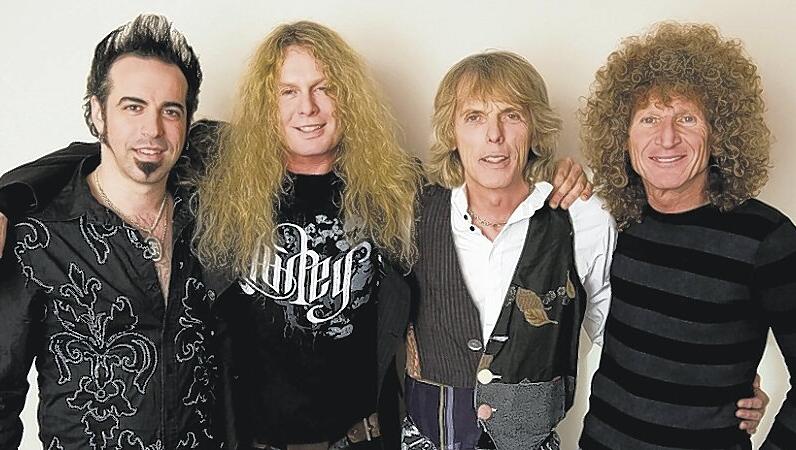 Mick Box (1. v. li.) und Bernie Shaw (3. v. li) plaudern im AZ-Interview über das neue Album von Uriah Heep, die neue Dynamik der Band und die Romantik des Hard Rock. Mick Box (1. v. li.) und Bernie Shaw (3. v. li) plaudern im AZ-Interview über das neue Album von Uriah Heep, die neue Dynamik der Band und die Romantik des Hard Rock.