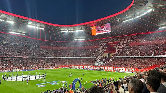 Die Fans ehrten den verstorbenen Franz Beckenbauer vor dem Spiel gegen Real Madrid mit einer großen Choreo.