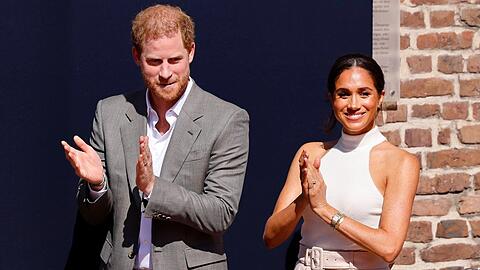 Prinz Harry und Herzogin Meghan haben sich 2020 vom Königshaus abgewandt und leben mit ihren zwei Kindern in den USA. Doch auch von dort aus sorgen sie immer wieder für Wirbel in Großbritannien.
