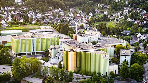 Krombacher hebt die Preise für Flaschenbier und für Fassbier zum Herbst hin an. (Archivbild)