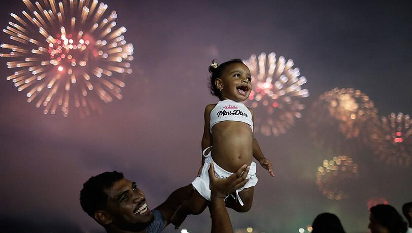 Gro&szlig; und Klein begr&uuml;&szlig;en das neue Jahr in Rio.