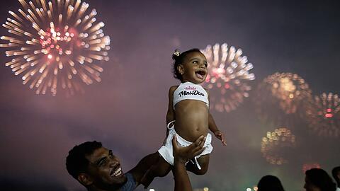 Gro&szlig; und Klein begr&uuml;&szlig;en das neue Jahr in Rio.
