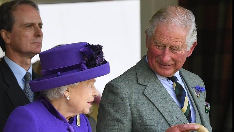 Queen Elizabeth II. und ihr &auml;ltester Sohn Charles - hier 2019 bei Highland Games in Schottland.