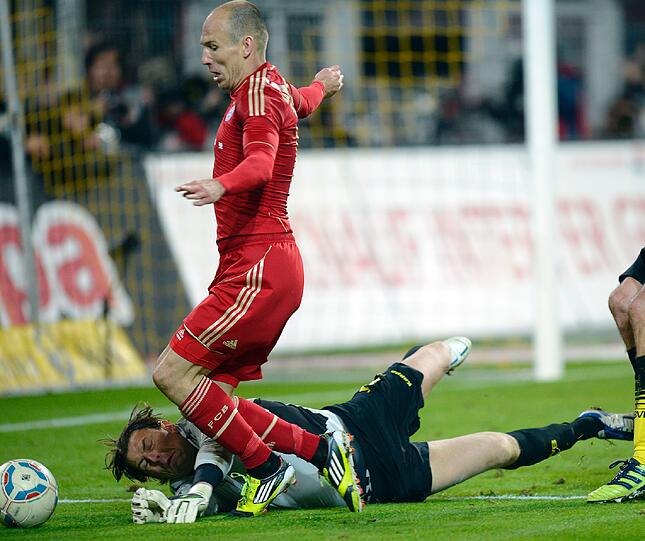 BVB-Keeper Weidenfeller foult Arjen Robben.