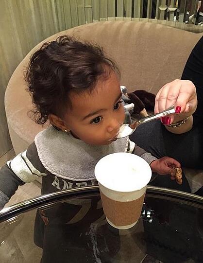 Kim Kardashians Tochter North West trinkt ihre erste heiße Schokolade - die stolze Mutter postet es sofort auf Instagram.