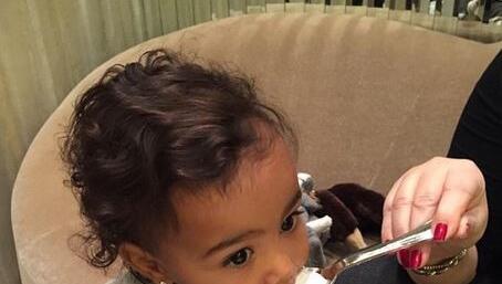 Kim Kardashians Tochter North West trinkt ihre erste heiße Schokolade - die stolze Mutter postet es sofort auf Instagram. Kim Kardashians Tochter North West trinkt ihre erste heiße Schokolade - die stolze Mutter postet es sofort auf Instagram.