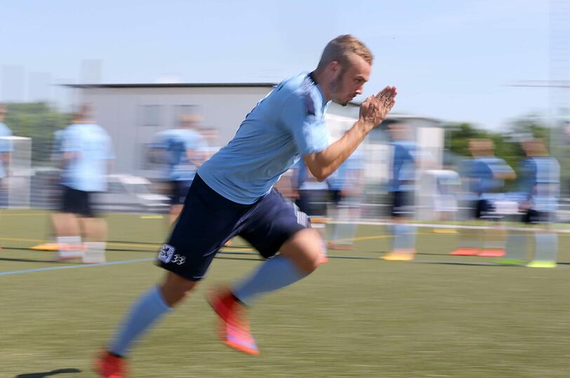 Schwitzen in der Vorbereitung: Löwen-Trainer Torsten Fröhling ließ seine Mannschaft beim Vormittagstraining am Dienstag sprinten.