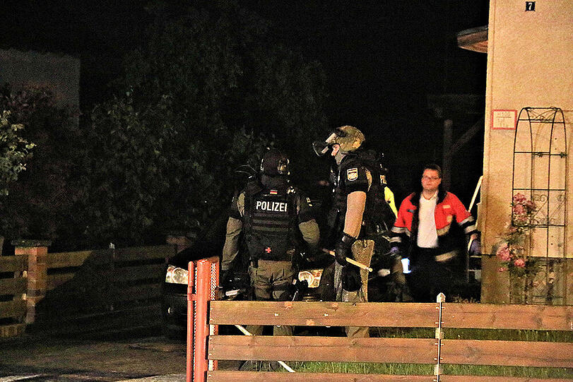 Ein bewaffneter Mann hielt den kleinen oberfränkischen Ort Reundorf am Sonntag in Atem - die Bilder vom SEK-Einsatz.