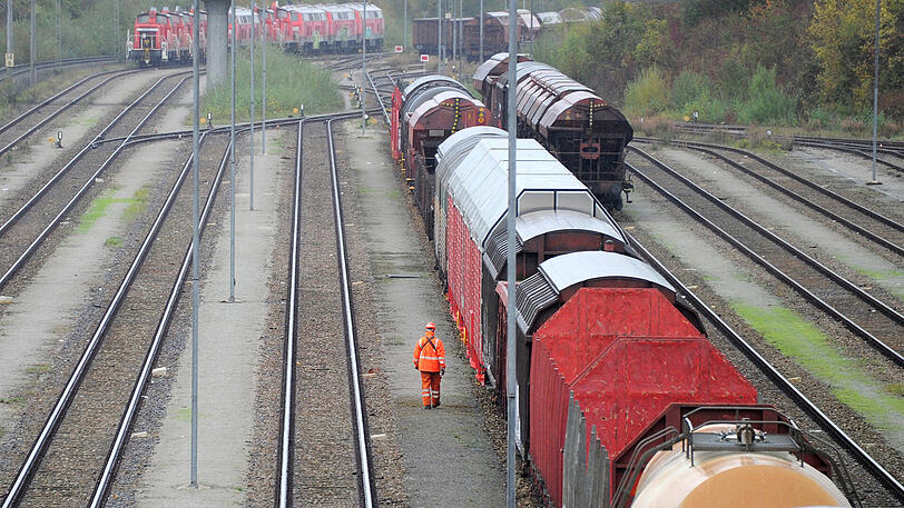 Viele Flüchtlinge wagen die gefährliche Einreise mit einem Güterzug. (Symbolbild)