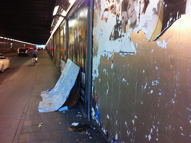 ... hat jemand auch die Plakate von der Wand gerissen...