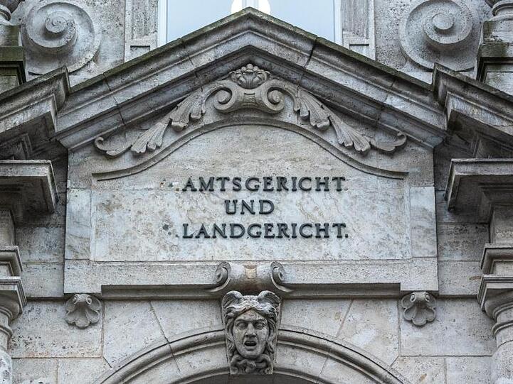 "Amtsgericht und Landgericht" steht an dem Justizgebäude in Regensburg. Foto: Armin Weigel/dpa/Archiv