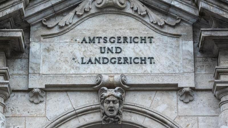 "Amtsgericht und Landgericht" steht an dem Justizgebäude in Regensburg. Foto: Armin Weigel/dpa/Archiv "Amtsgericht und Landgericht" steht an dem Justizgebäude in Regensburg. Foto: Armin Weigel/dpa/Archiv