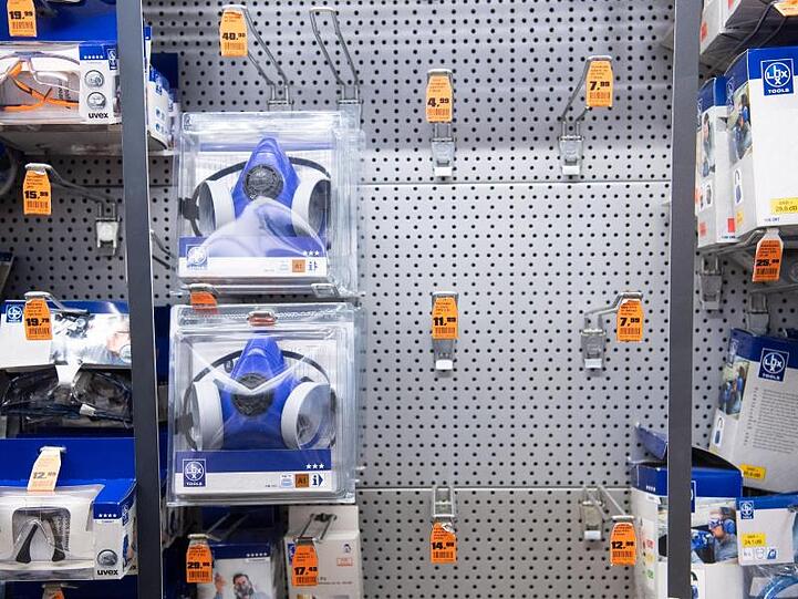 Fast ausverkauft: Atemschutzmasken in einem Baumarkt.