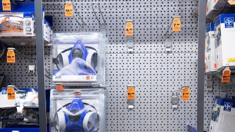 Fast ausverkauft: Atemschutzmasken in einem Baumarkt. Fast ausverkauft: Atemschutzmasken in einem Baumarkt.