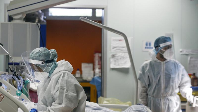 Das medizinische Personal der Intensivstation der Klinik Casalpalocco am Stadtrand von Rom kümmert sich um Corona-Patienten.