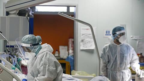 Das medizinische Personal der Intensivstation der Klinik Casalpalocco am Stadtrand von Rom kümmert sich um Corona-Patienten.