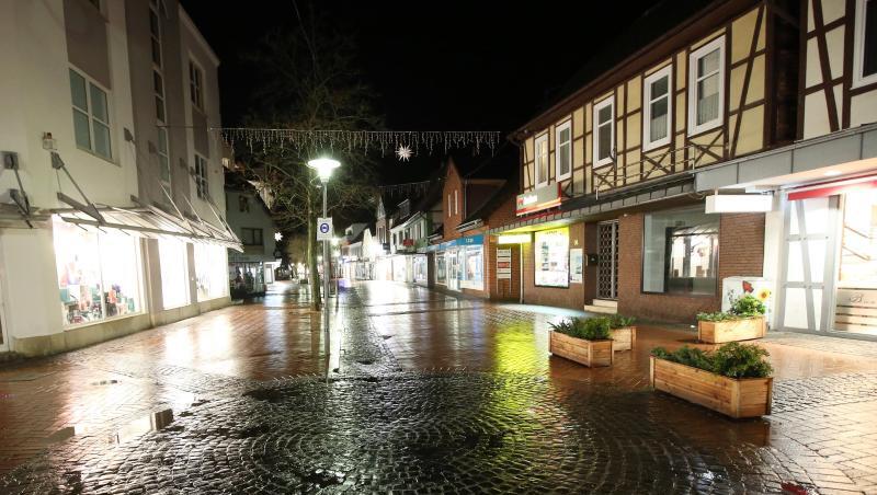 Ein menschenleerer Platz ist in der Innenstadt Gifhorn in Niedersachen zu sehen. Hier gilt bereits zwischen 20.00 Uhr und 5.00 Uhr bis Ende Januar die Ausgangsbeschränkung.