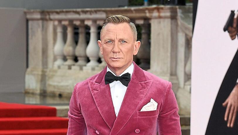 SAMTROSA 007-Darsteller Daniel Craig hat bei der Bond-Weltpremiere für Furore gesorgt - in seinem rosa Samtjackett. SAMTROSA 007-Darsteller Daniel Craig hat bei der Bond-Weltpremiere für Furore gesorgt - in seinem rosa Samtjackett.