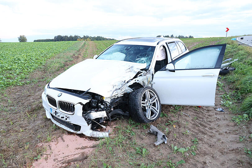 Bei einem Unfall zwischen mehreren Motorrädern und einem Auto in Geiselhöring verstarb ein Biker.