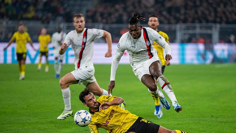 BVB-Profi Mats Hummels (l.) und Milans Rafael Leão teilten sich in Dortmund die Punkte..