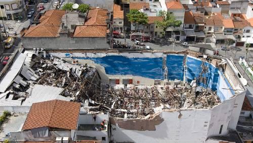 Nur noch ein riesiges Trümmerfeld blieb übrig, als das einstürzende Dach einer Kirche in Sao Paulo hunderte von Menschen unter sich begrub.