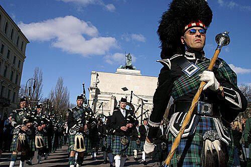 Mit Pipes and Drums am Siegestor: Bei der St. Patrick&rsquo;s Parade am Sonntag laufen nicht nur Iren mit. Neben dem Heiligen selbst, dem Gaelic Football Team und vielen anderen, zieht auch die schottische Gemeinschaft oder die Würmesia von der Münchner Freiheit zum Odeonsplatz.