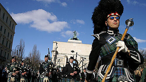 Mit Pipes and Drums am Siegestor: Bei der St. Patrick’s Parade am Sonntag laufen nicht nur Iren mit. Neben dem Heiligen selbst, dem Gaelic Football Team und vielen anderen, zieht auch die schottische Gemeinschaft oder die Würmesia von der Münchner Freiheit zum Odeonsplatz. Mit Pipes and Drums am Siegestor: Bei der St. Patrick’s Parade am Sonntag laufen nicht nur Iren mit. Neben dem Heiligen selbst, dem Gaelic Football Team und vielen anderen, zieht auch die schottische Gemeinschaft oder die Würmesia von der Münchner Freiheit zum Odeonsplatz.