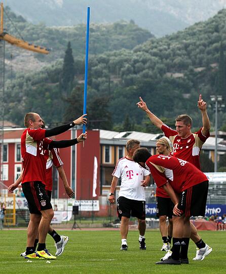 Neue Bilder aus dem Trainingslager der Bayern: Ribéry ist wieder am Ball und Neuer nimmt die Hürden