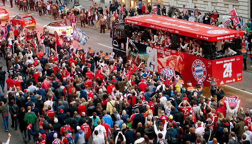 Die Bayern-Stars auf dem Weg zum Rathaus. So feiern die Stars bereits auf dem Weg vom Stadion in die Innenstadt. Die Bilder vom Fan-Truck.
