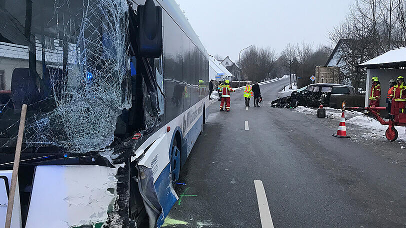Die VW-Fahrerin war von der Straße abgekommen und in den Bus geprallt.