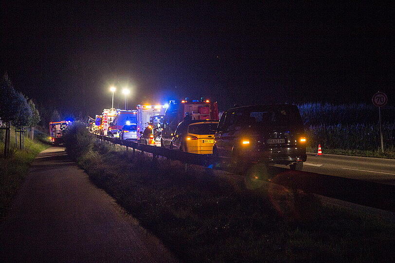 Auf der B20 bei Feldkirchen kollidierten am Sonntagabend zwei Autos. Ein Mann erlag noch an der Unfallstelle seinen Verletzungen, zwei weitere wurden schwer verletzt.