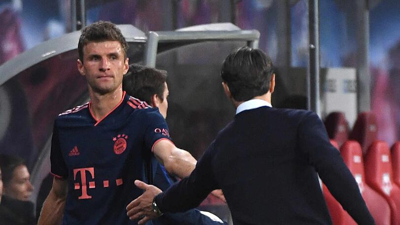 Abklatschen nach der Auswechslung: Thomas Müller und Niko Kovac.