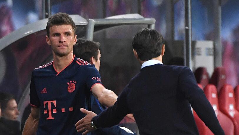 Abklatschen nach der Auswechslung: Thomas Müller und Niko Kovac. Abklatschen nach der Auswechslung: Thomas Müller und Niko Kovac.